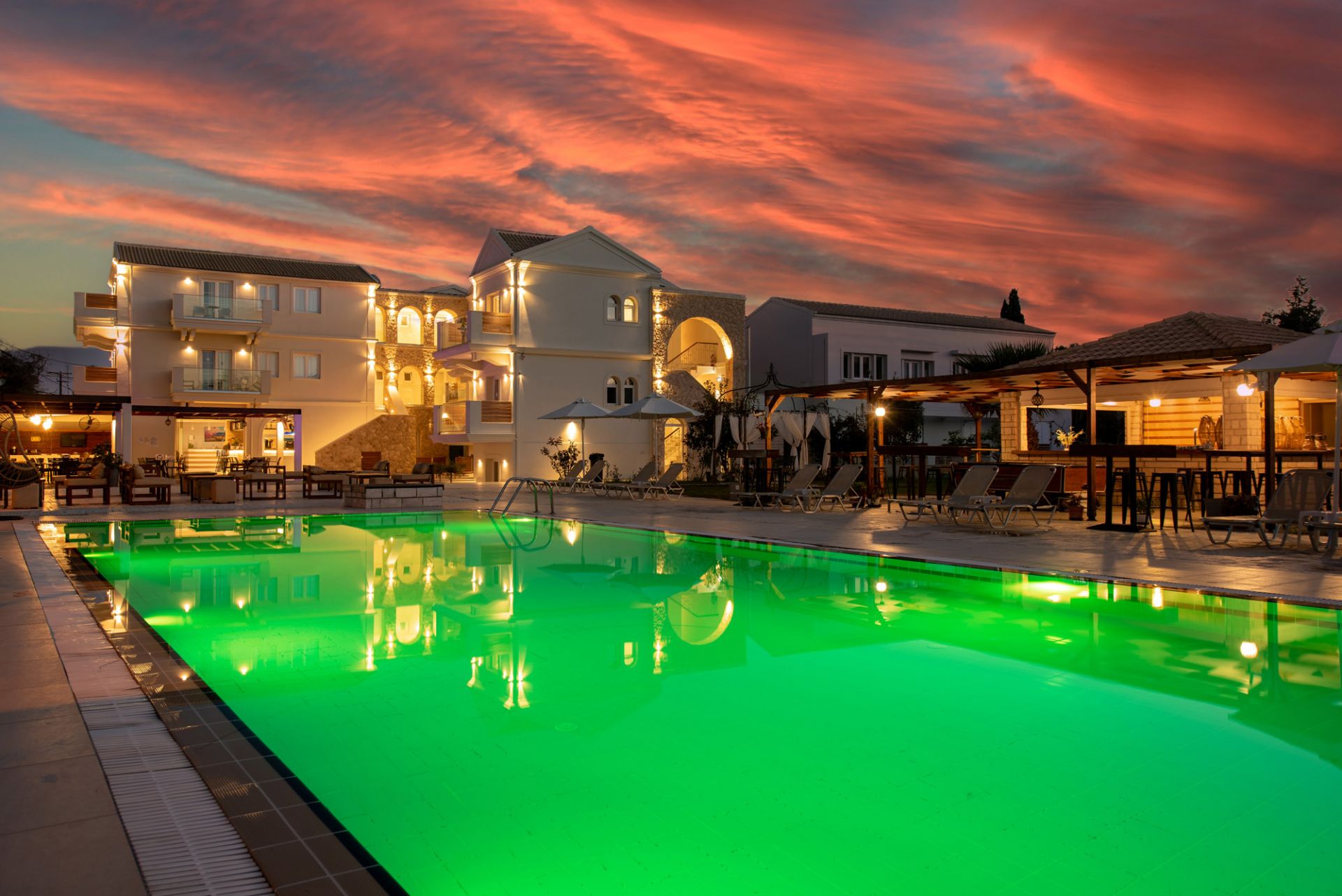 Ekati Mare Hotel & Suites-Bazne nocu.jpg