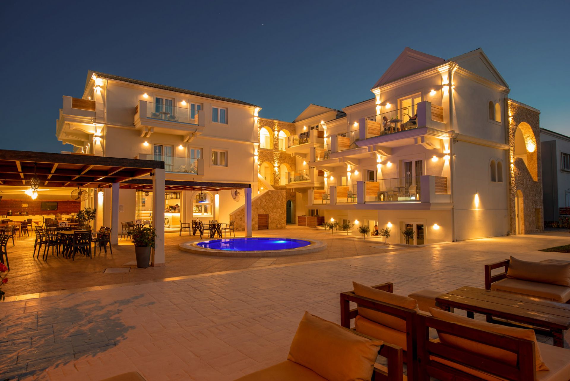 Ekati Mare Hotel & Suites-Izgled nocu.jpg