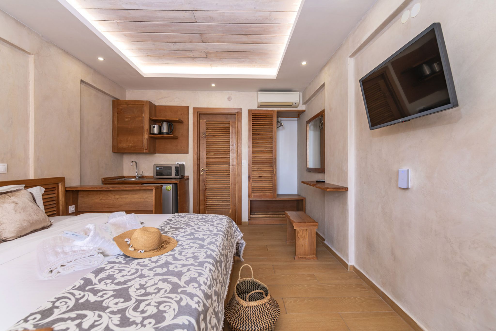 Ekati Mare Hotel & Suites-Suite.jpg