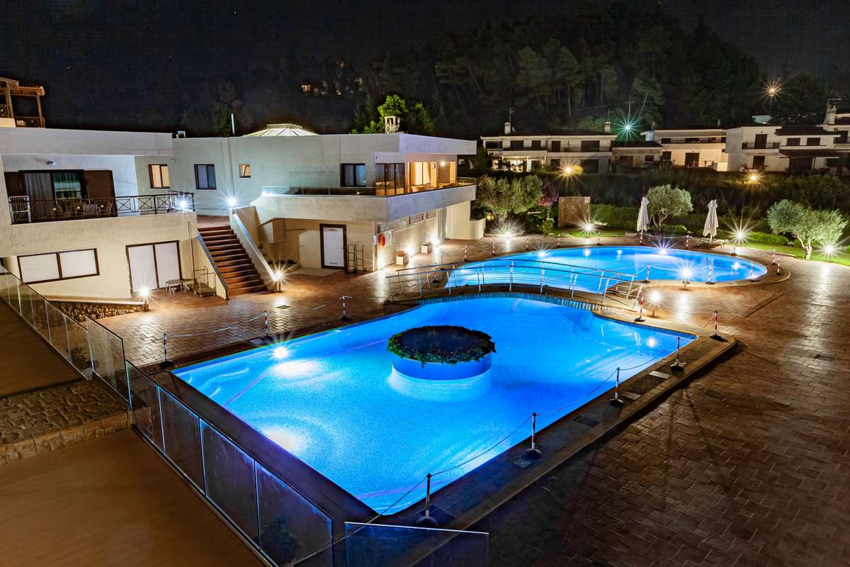 Elani Bay Resort hotel - pogled na bazen noću.jpg