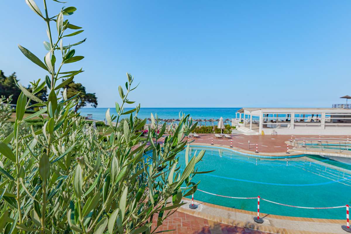 Elani Bay Resort hotel - pogled na bazen.jpg