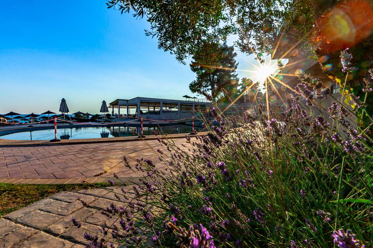 Hotel Elani Bay Resort - pogled ka bazenu.jpg