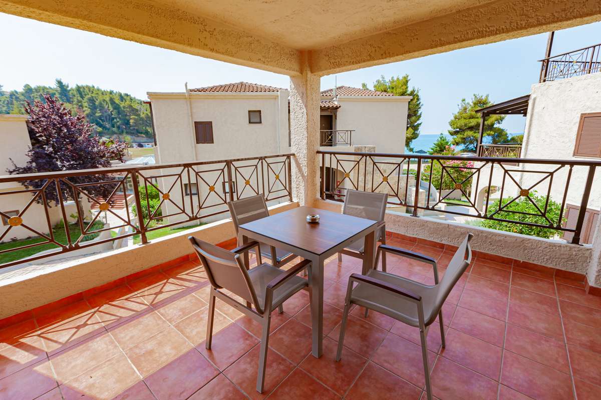 Hotel Elani Bay Resort - sto i stolice na balkonu.jpg