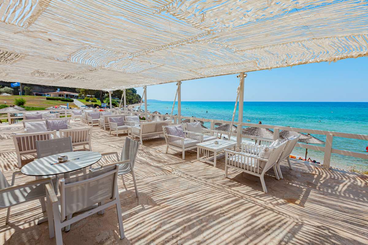 Hotel Elani Bay Resort - terasa pored plaže.jpg