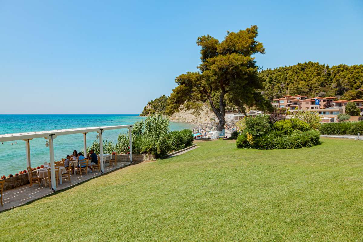 Hotel Elani Bay Resort - travnjak pored plaže.jpg
