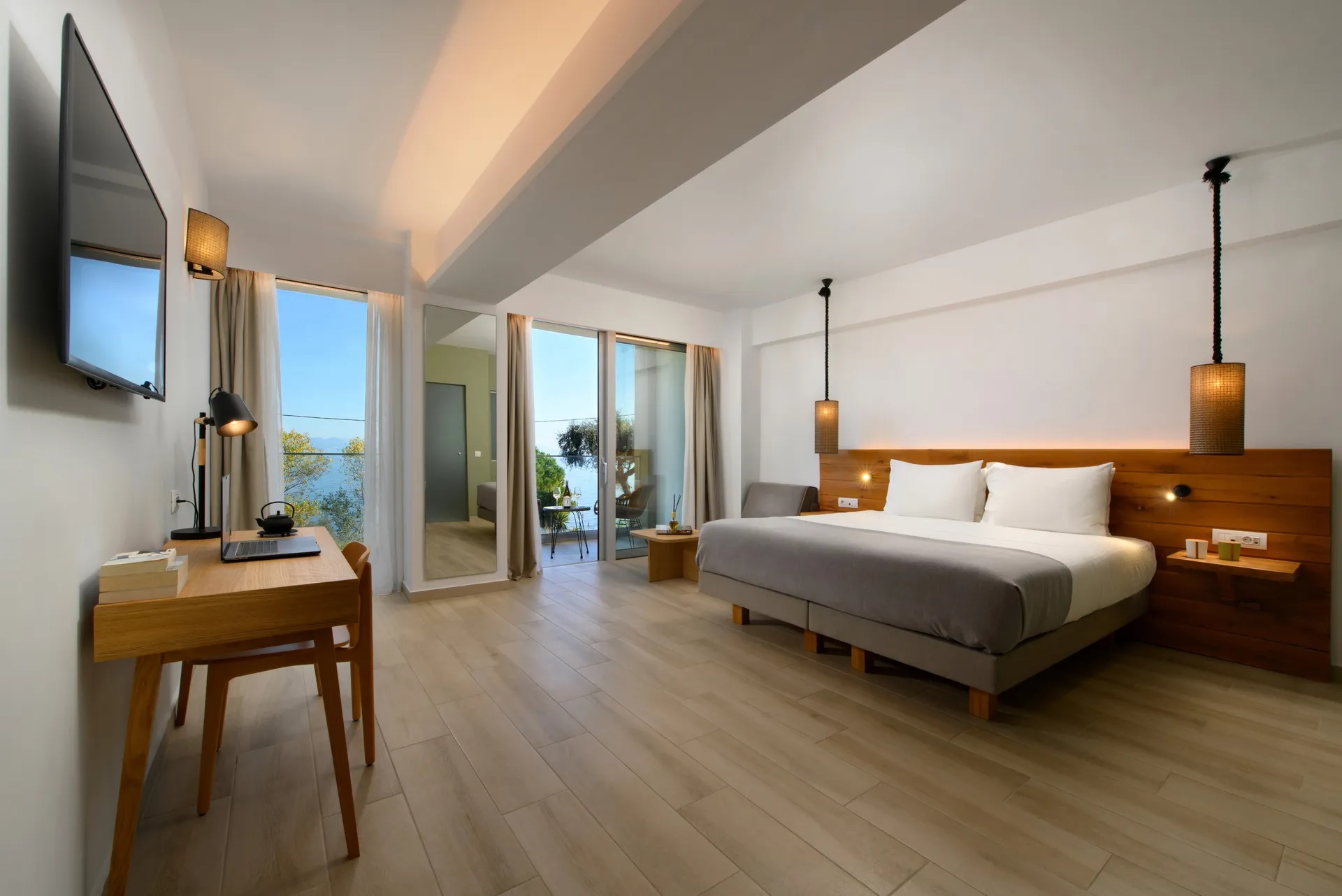 Eleals Boutique Corfu Hotel-Essential suite pogled more.jpg