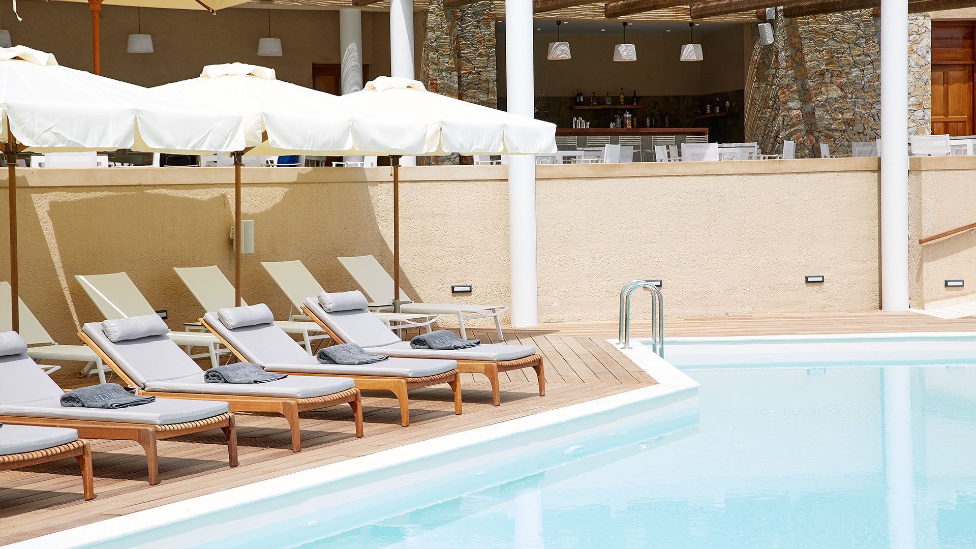 Elivi Hotel-Bar na bazenu.jpg