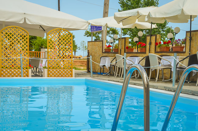 Ellas Hotel - bazen iz drugog ugla.jpg