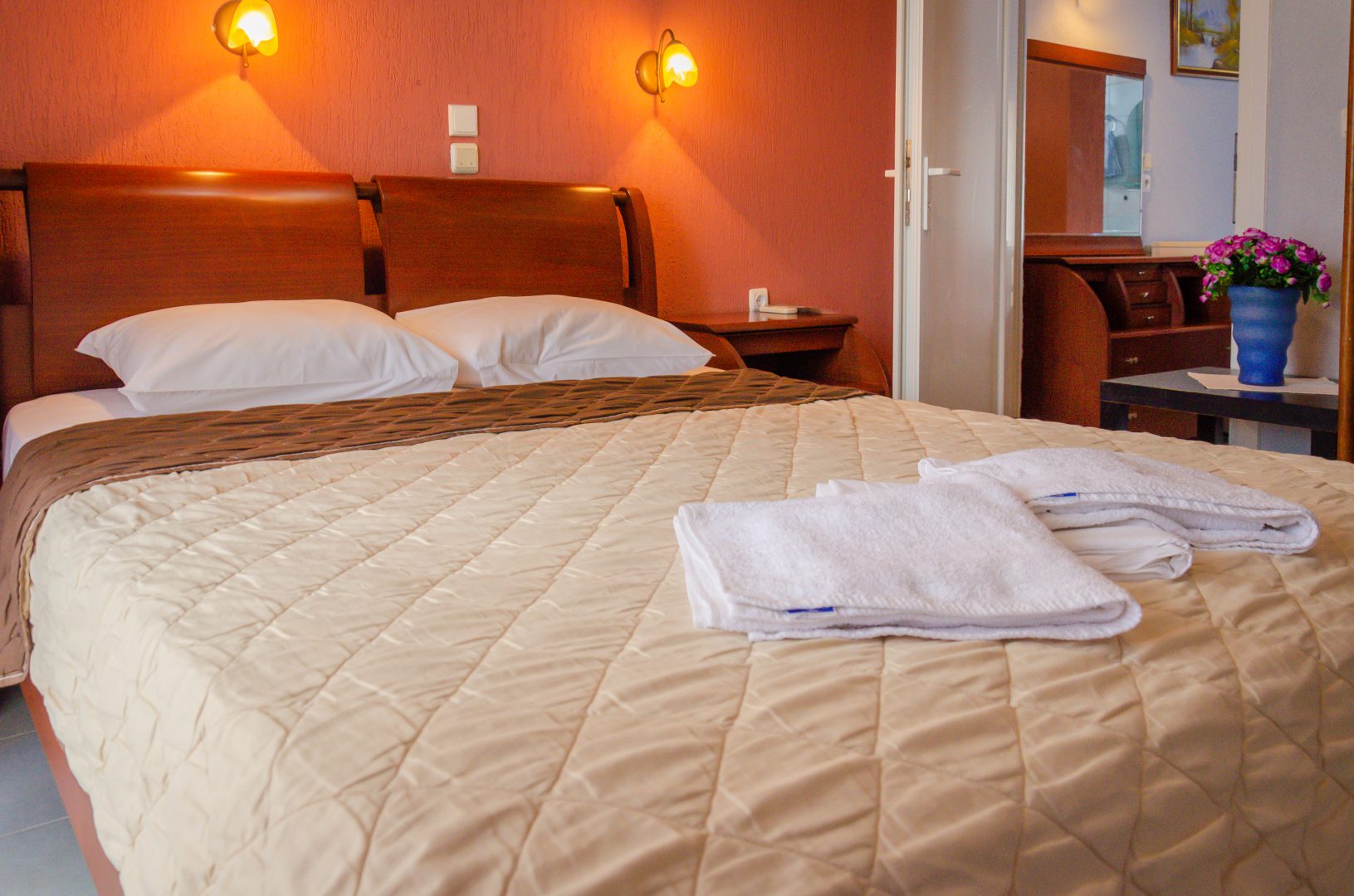Ellas Hotel - drveni francuski ležaj iz drugog ugla.jpg