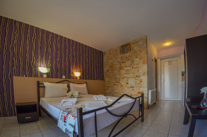 Ellas Hotel - francuski krevet iz drugog ugla.jpg