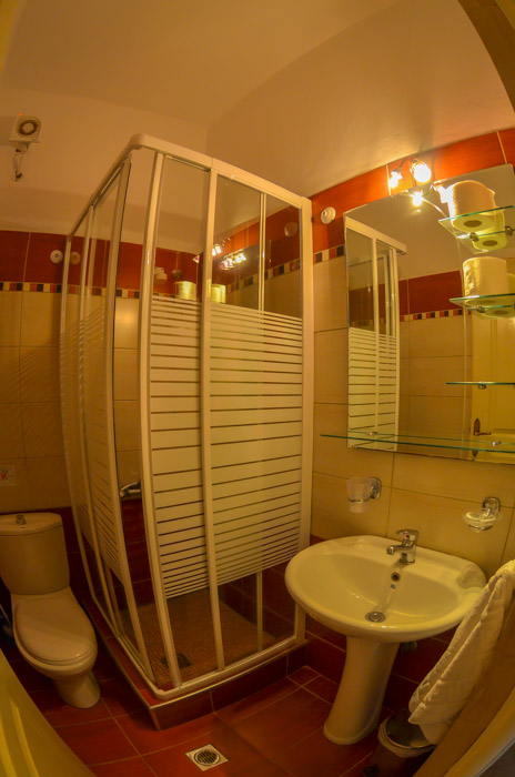 Ellas Hotel - kupatilo iz drugog ugla.jpg