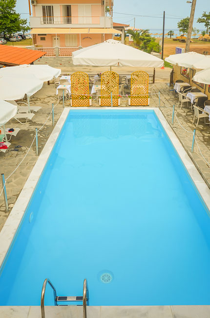 Ellas Hotel - pogled na bazen.jpg