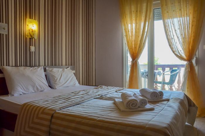 Ellas Hotel - pogled na francuski ležaj.jpg