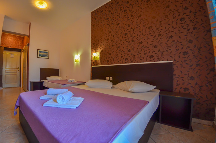 Ellas Hotel - pogled na krevete.jpg