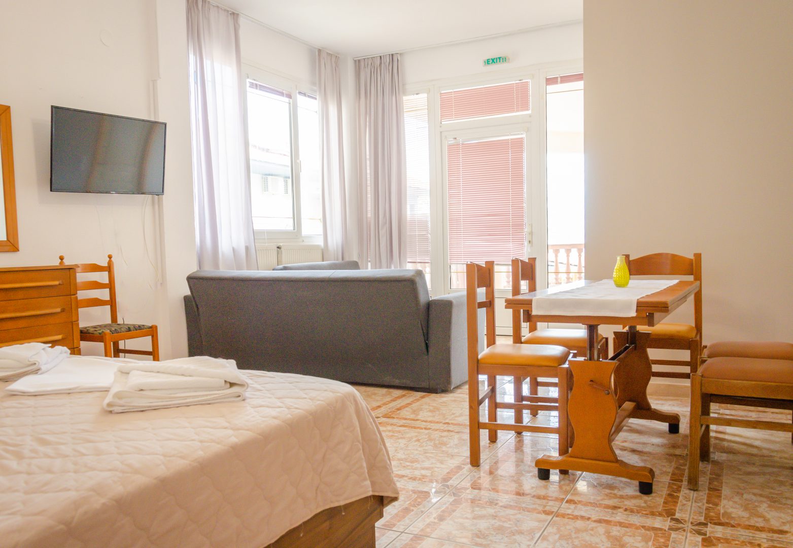 Ellas Hotel - pogled na sobu.jpg
