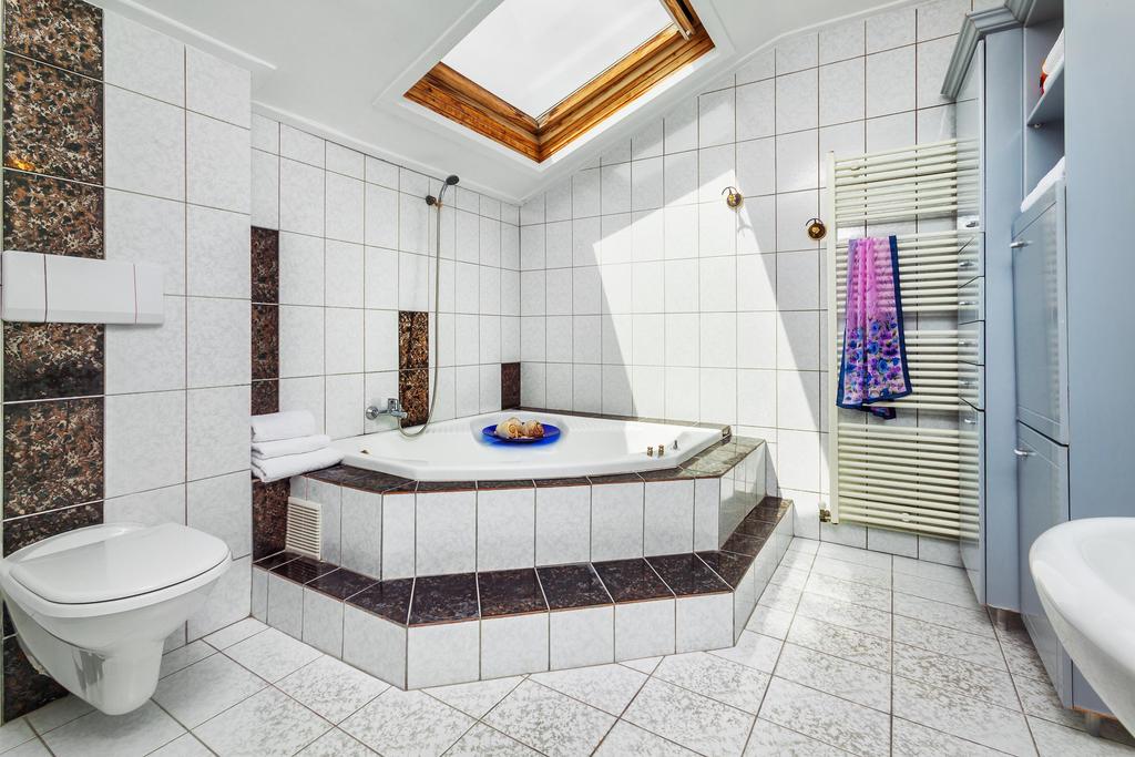 Hotel Amfion double superior room bathroom.jpg