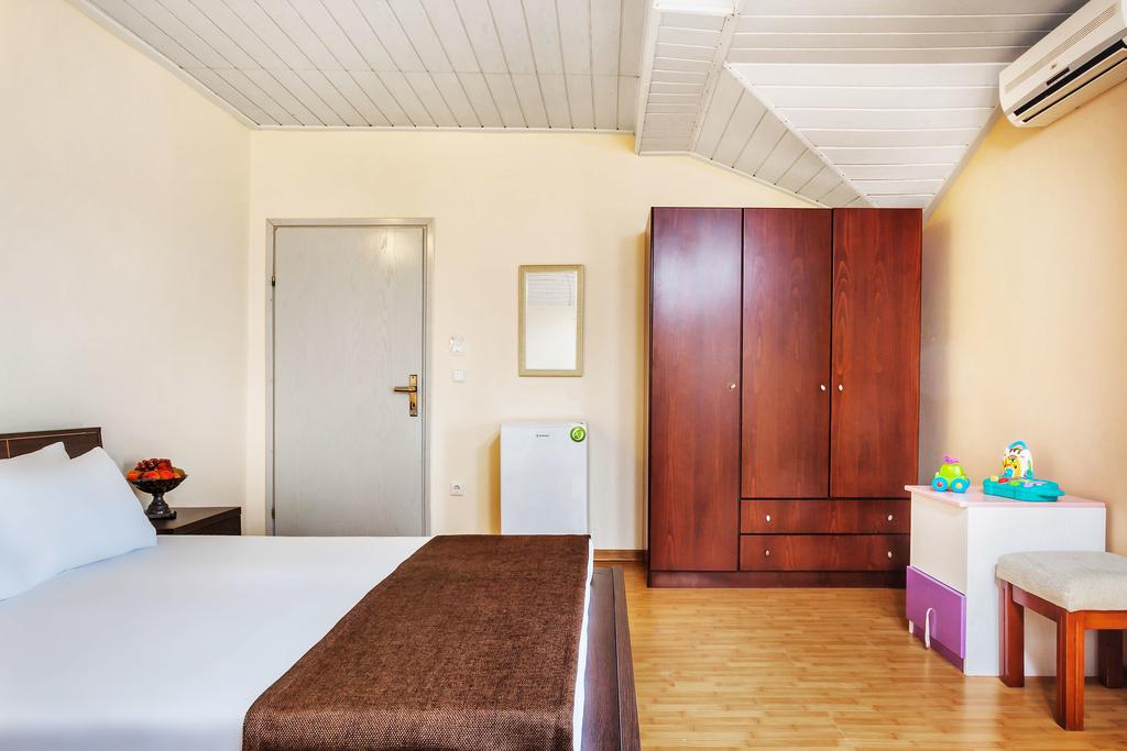 Hotel Amfion family room 1 2.jpg