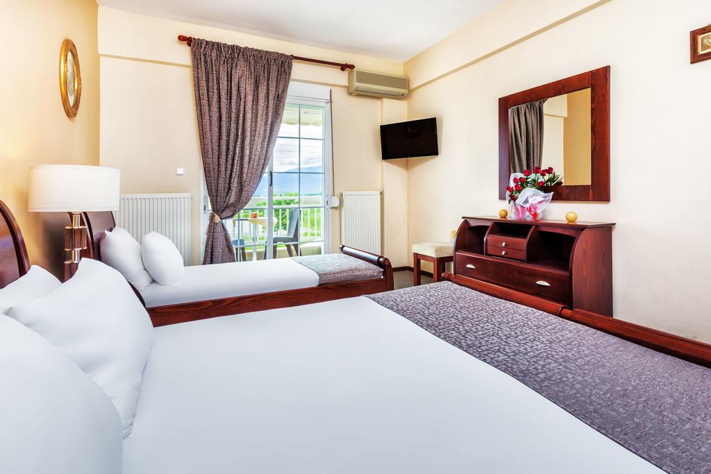 Hotel Amfion triple room.jpg