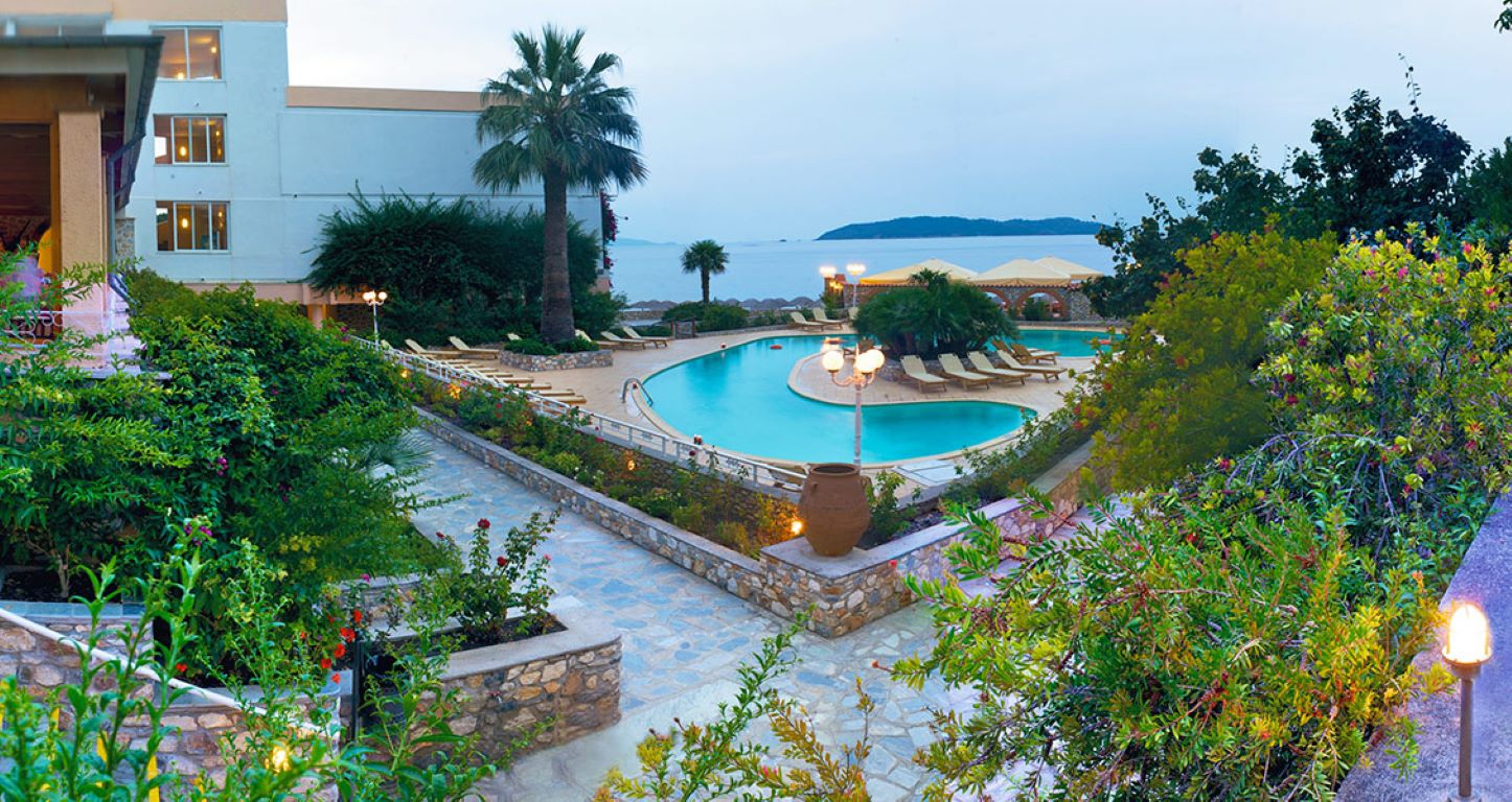 Esperides Beach Hotel-Bazen.jpg