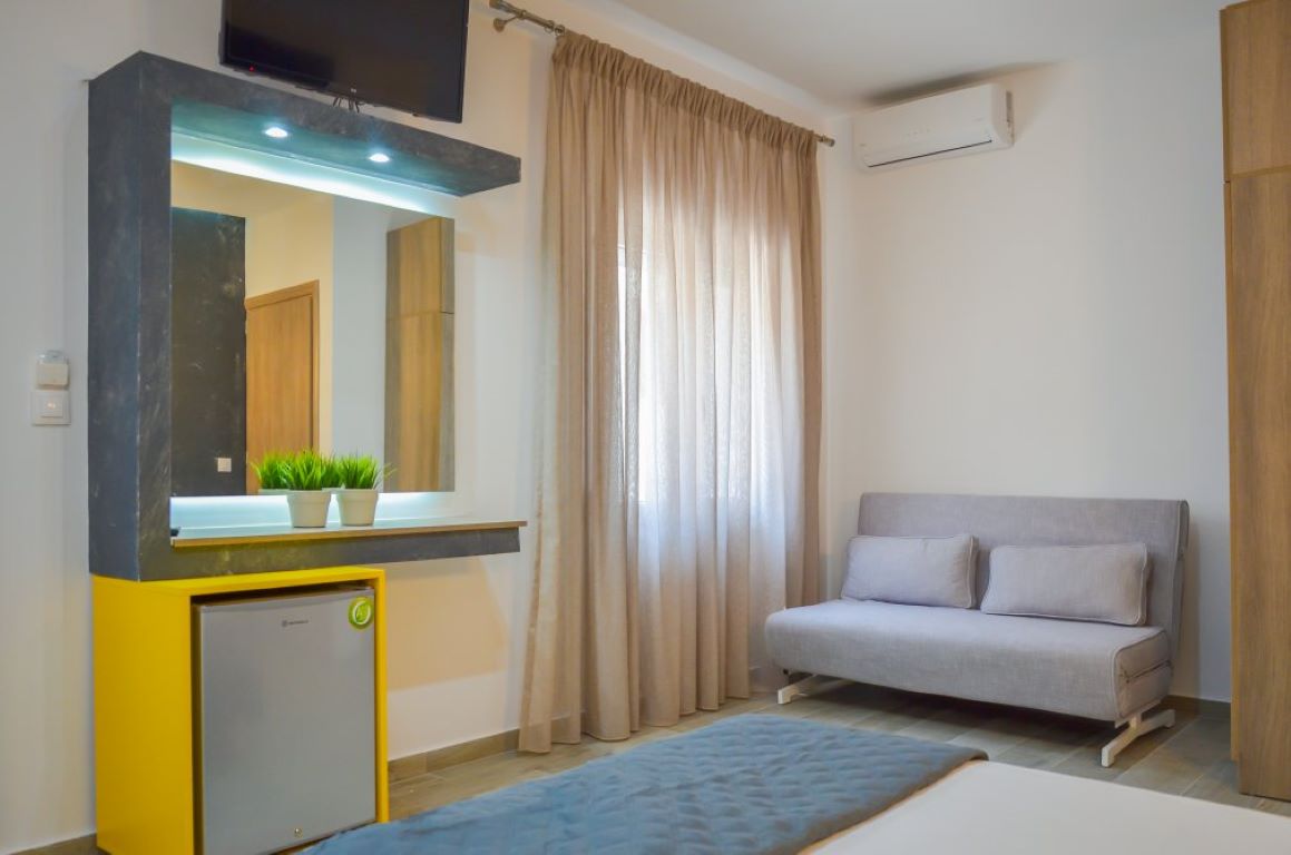 Ester Luxury Rooms Hotel-Cetvorokrevetna soba delimičan pogled more.jpg