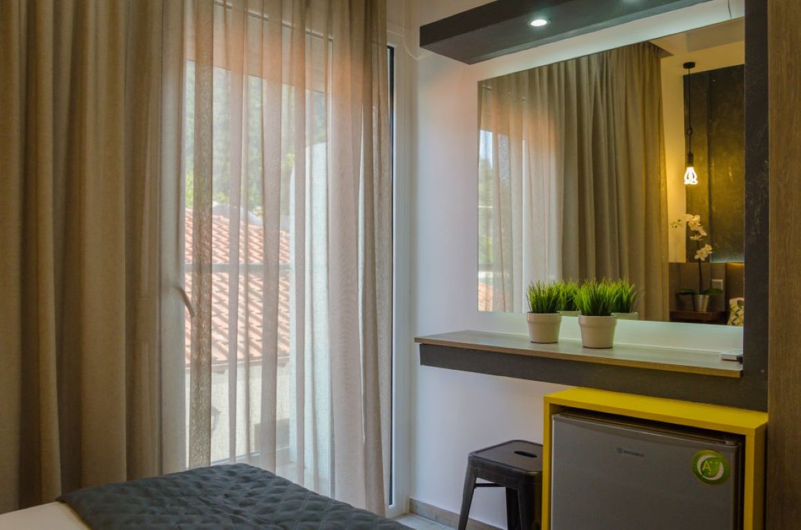 Ester Luxury Rooms Hotel-Standardna soba delimičan pogled more.jpg