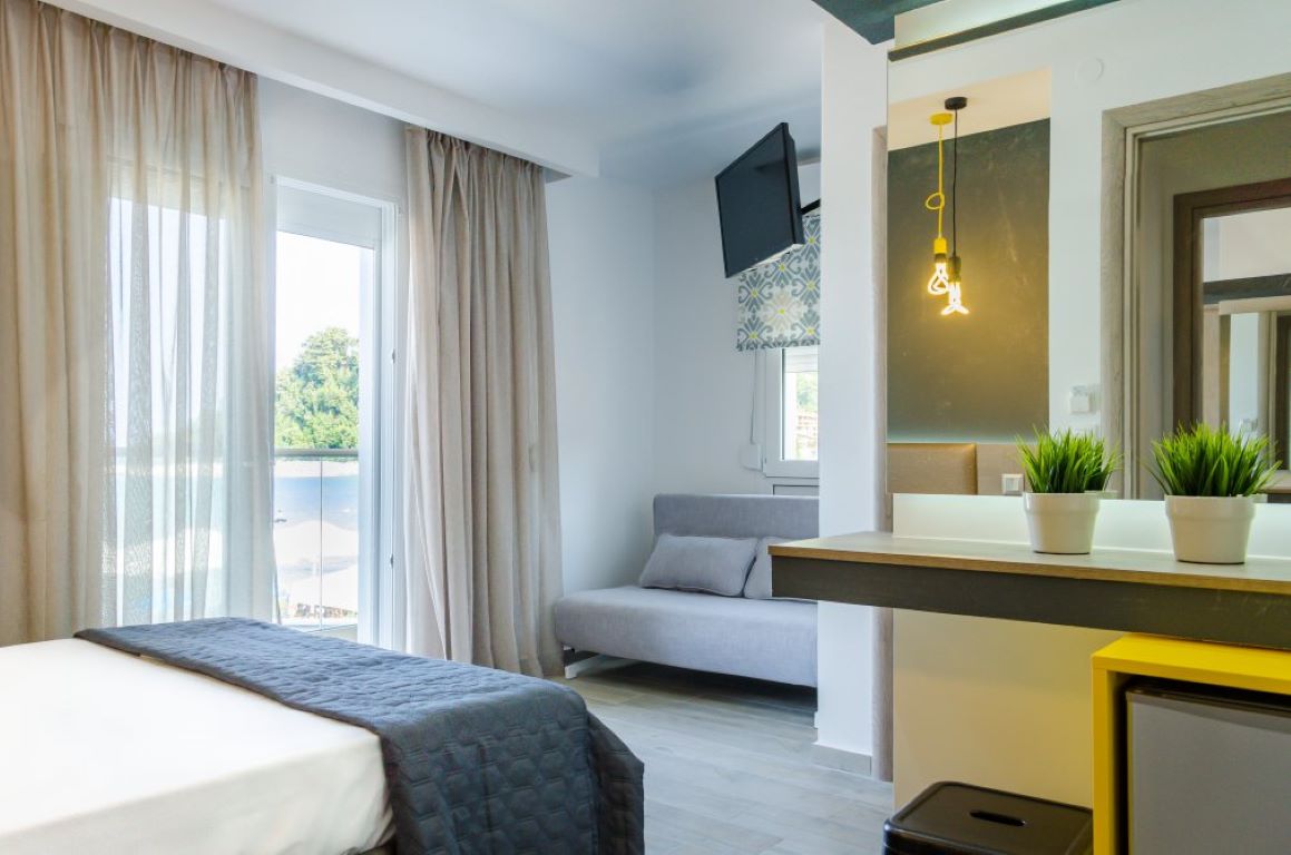 Ester Luxury Rooms Hotel-Trokrevetna soba pogled more.jpg