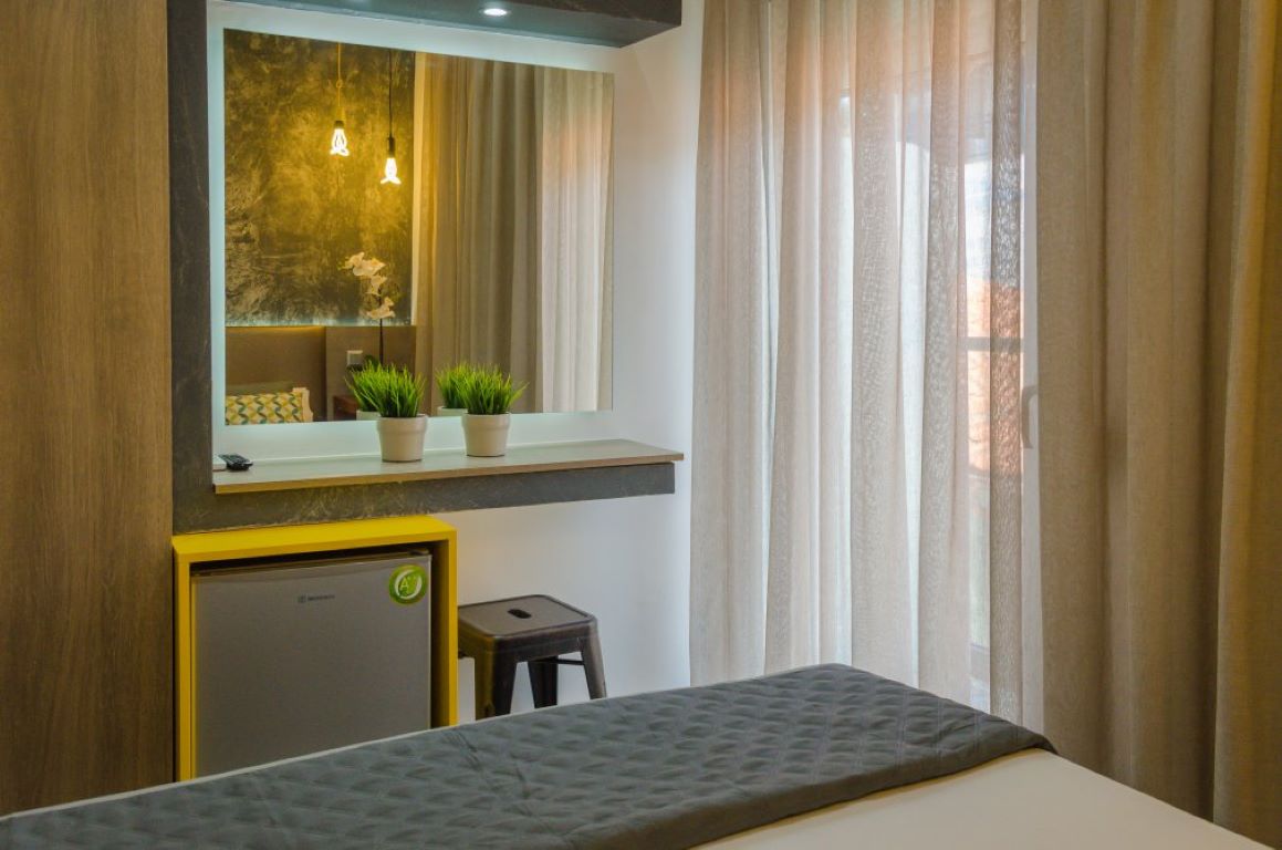 Ester Luxury Rooms-Standardna soba delimičan pogled more.jpg