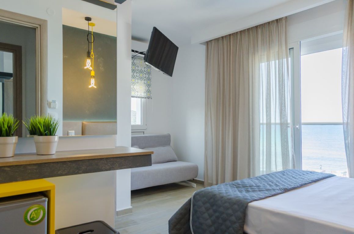 Ester Luxury Rooms-Trokrevetna soba pogled more.jpg
