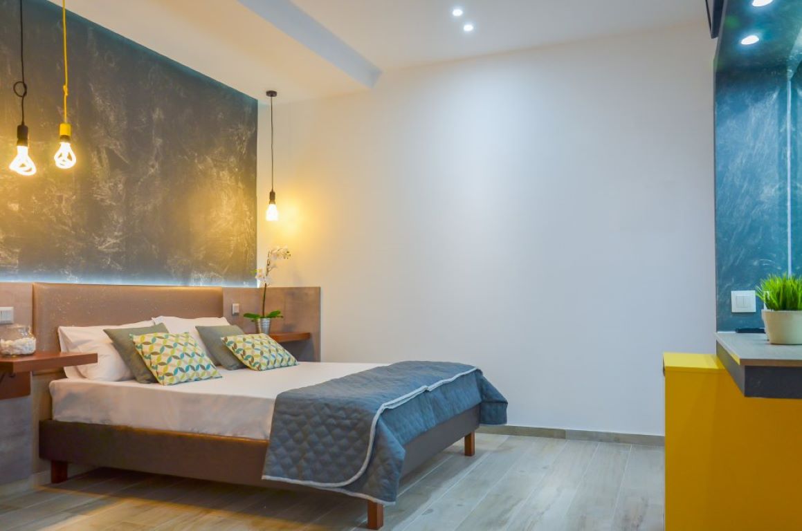 Hotel Ester Luxury Rooms-Cetvorokrevetna soba delimican pogled more.jpg