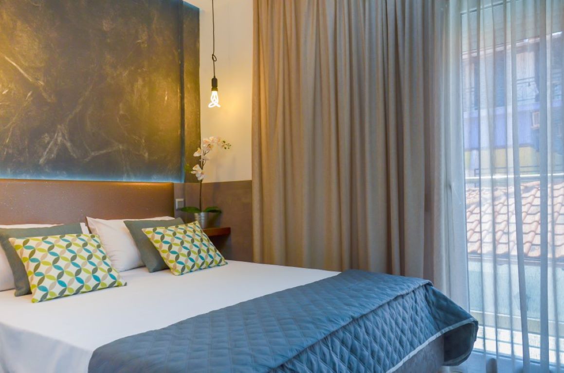 Hotel Ester Luxury Rooms-Standardna soba delimičan pogled more.jpg