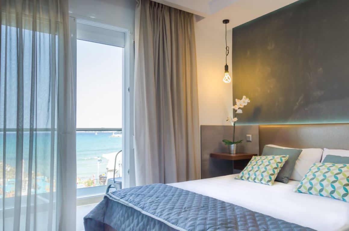 Hotel Ester Luxury Rooms-Trokrevetna soba pogled more.jpg