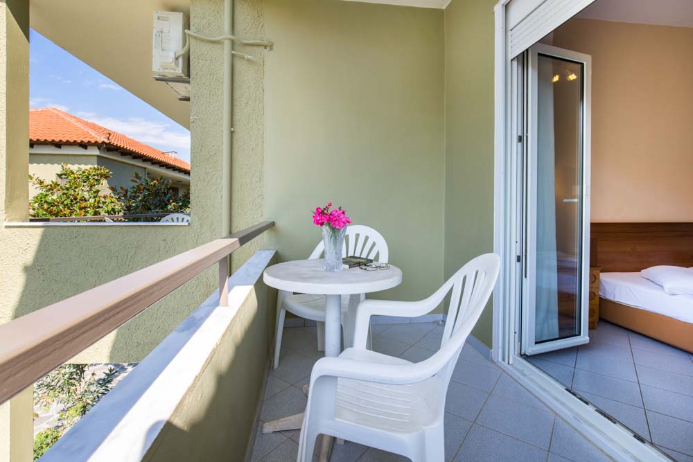 Filipos hotel - opremljeni balkon hotela.jpg