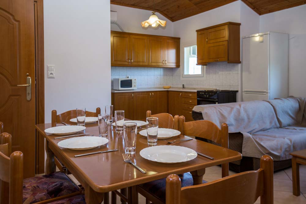Filipos hotel - sto i stolice.jpg