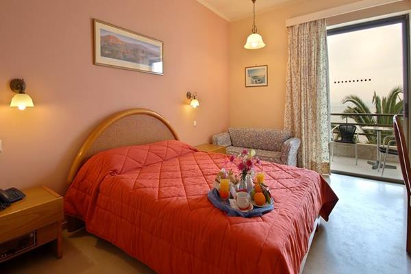 Golden Sand Hotel - francuski lezaj.jpg