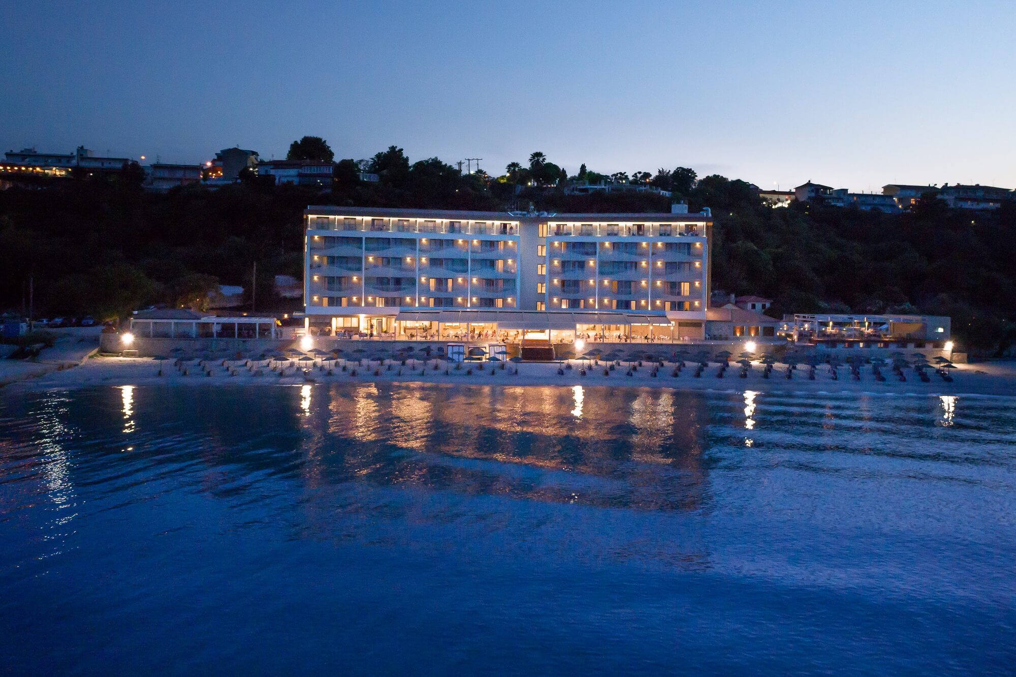 Amon Zeus hotel noću.jpg