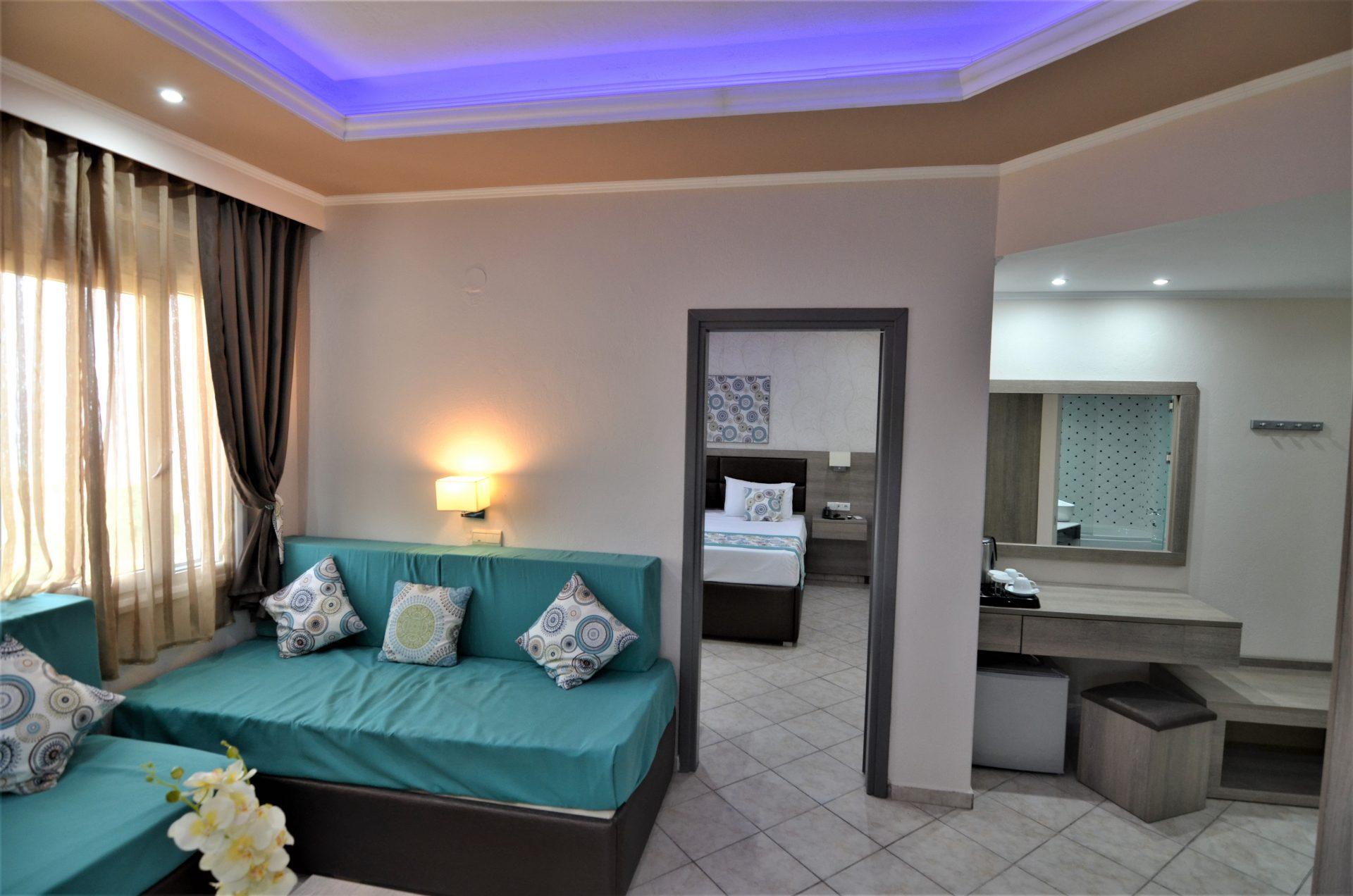 Grand Beach Hotel- Limenarija- deo za sedenje iz drugog ugla.jpg