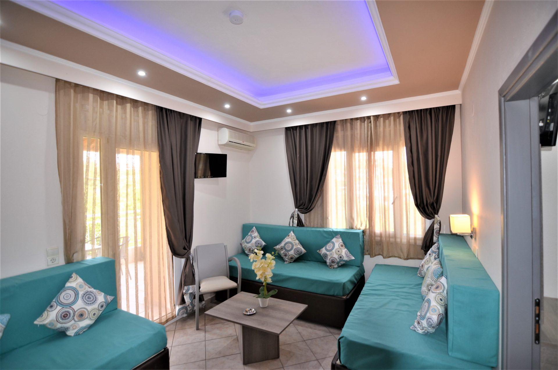 Grand Beach Hotel- Limenarija- deo za sedenje.jpg