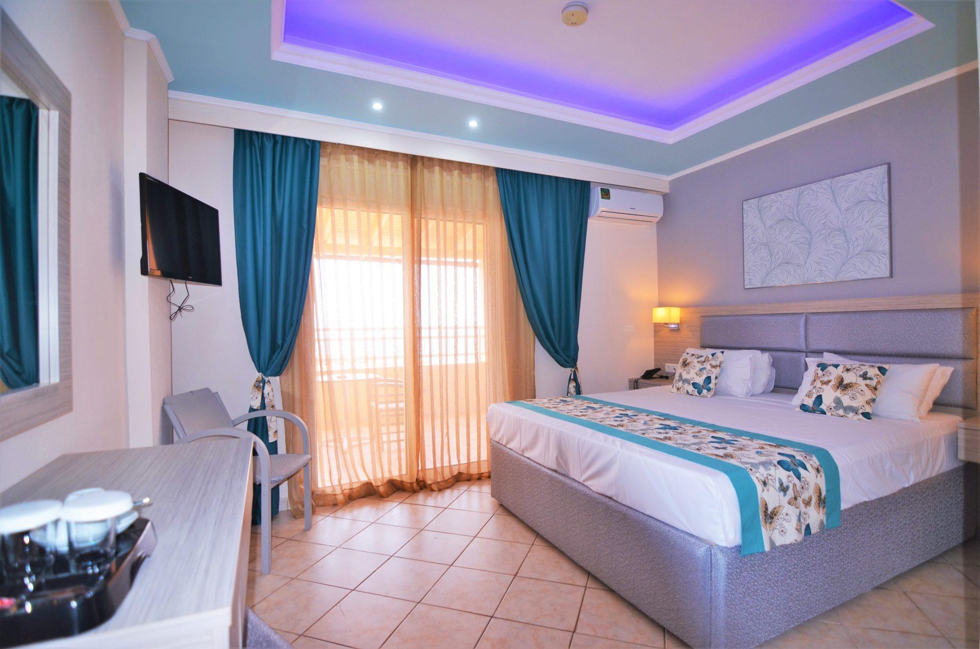 Grand Beach Hotel- pogled na francuski ležaj.jpg