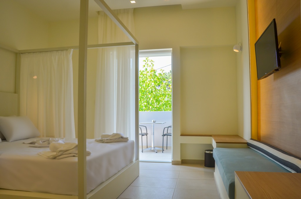 Inspira Boutique Hotel - francuski krevet sa baldahinom.jpg