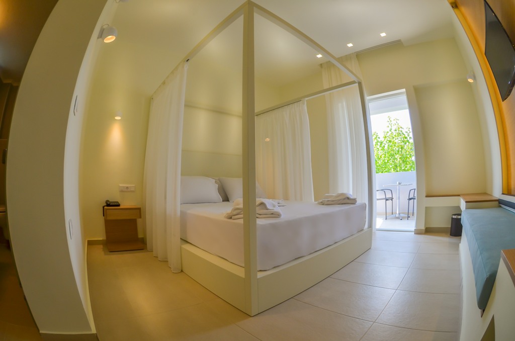 Inspira Boutique Hotel - pogled na francuski ležaj sa baldahinom.jpg