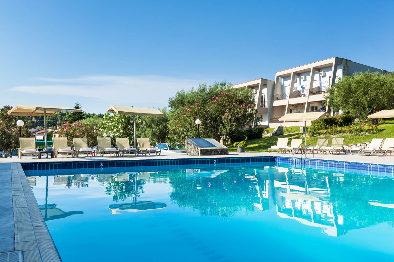 Iris Hotel Sivir-Spoljasnji bazen.jpg