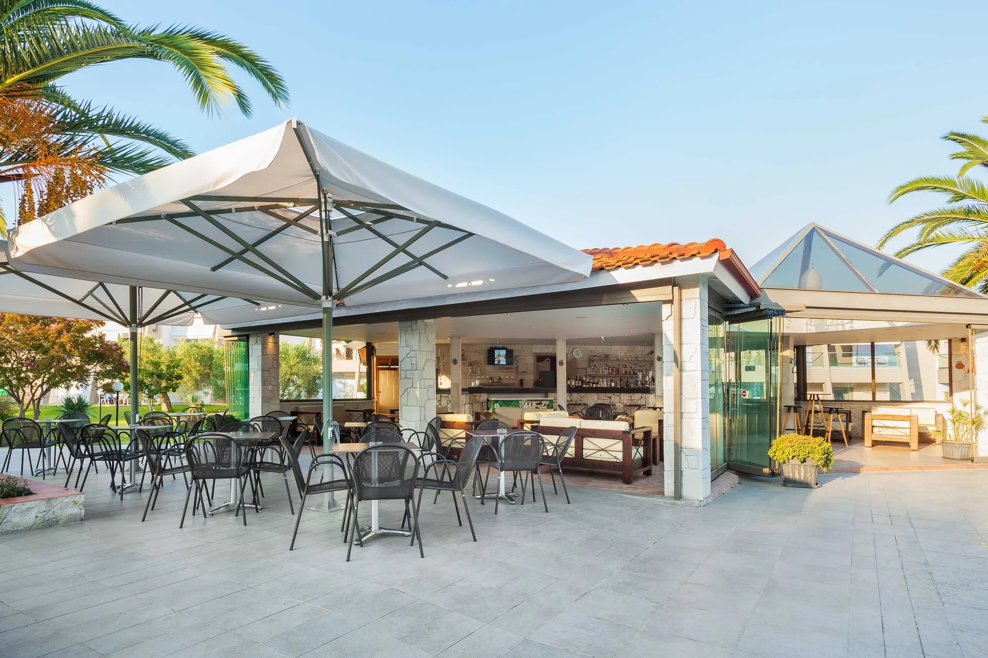 Iris Hotel Siviri-Bar pored bazena.jpg