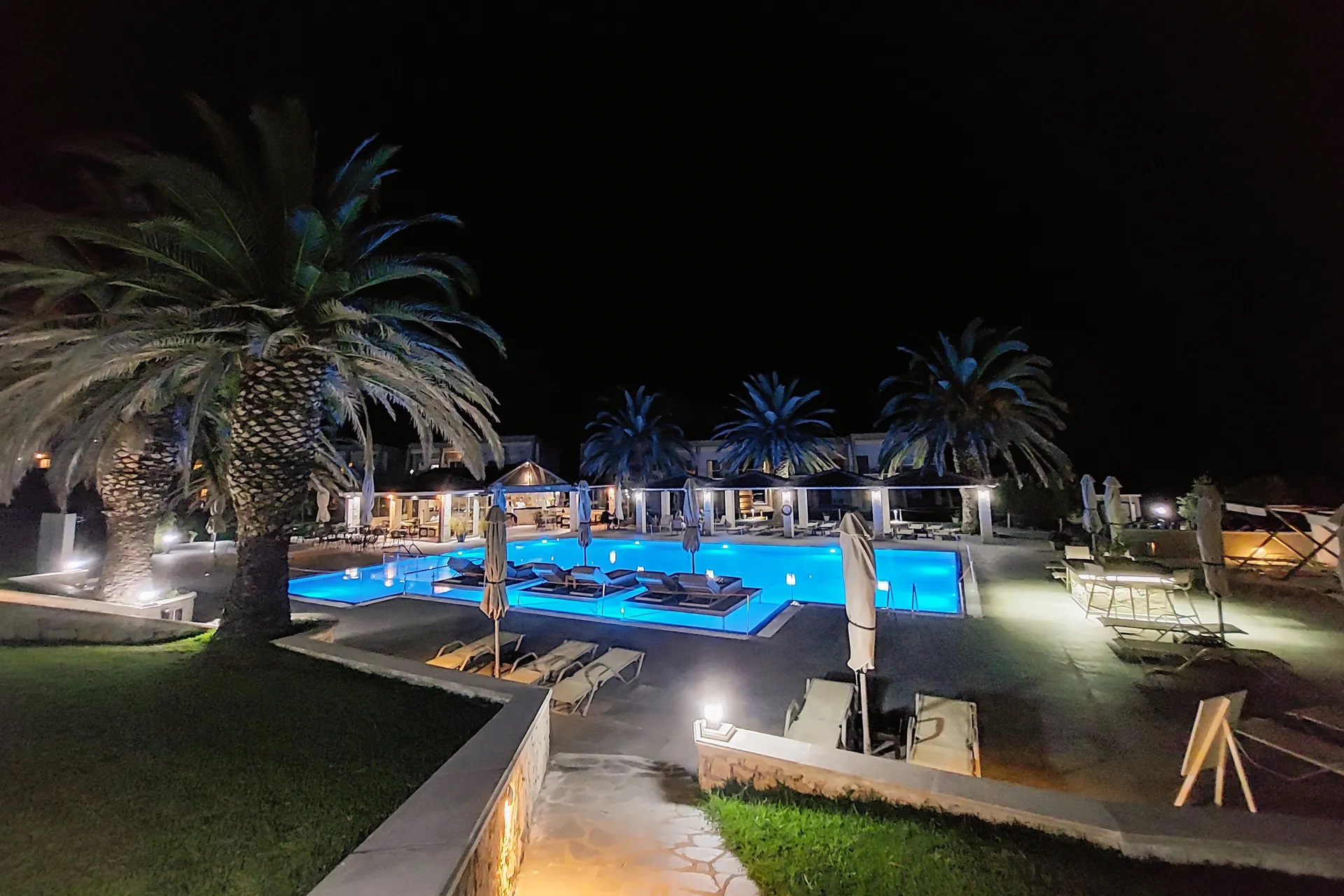 Iris Hotel Siviri-Bazen nocu.jpg