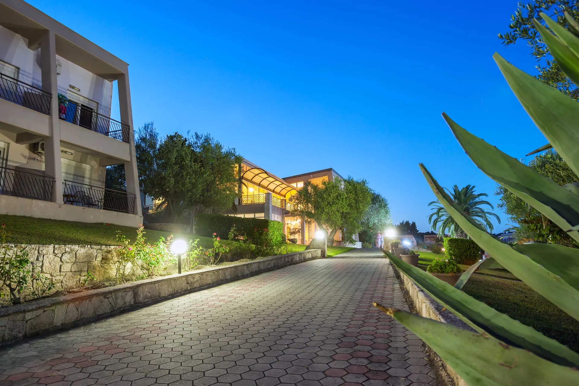 Iris Hotel Siviri-Okruzenje hotela.jpg