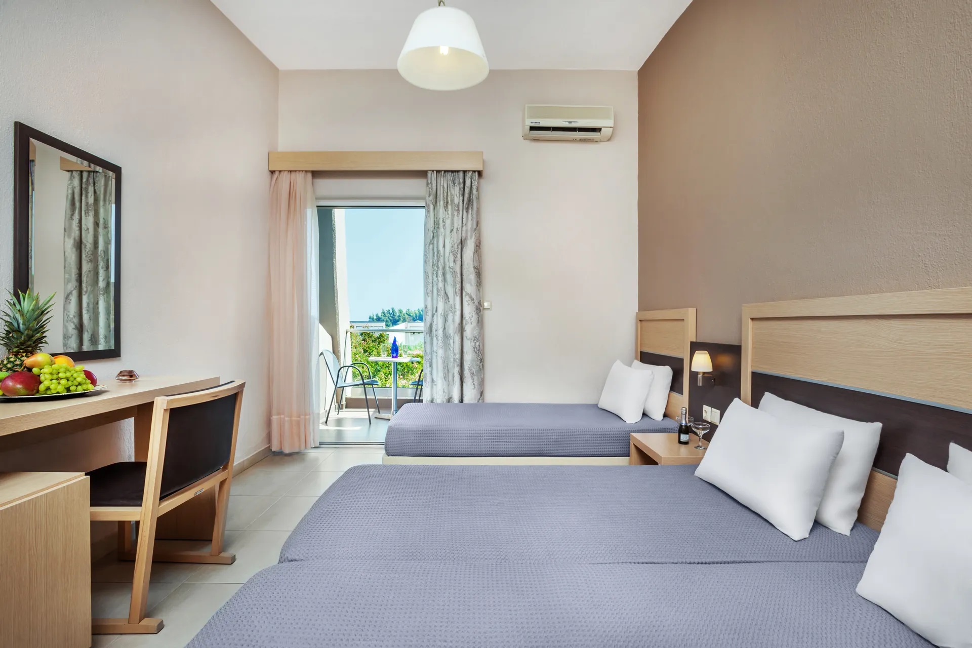 Iris Hotel Siviri-Trokrevetna soba.jpg