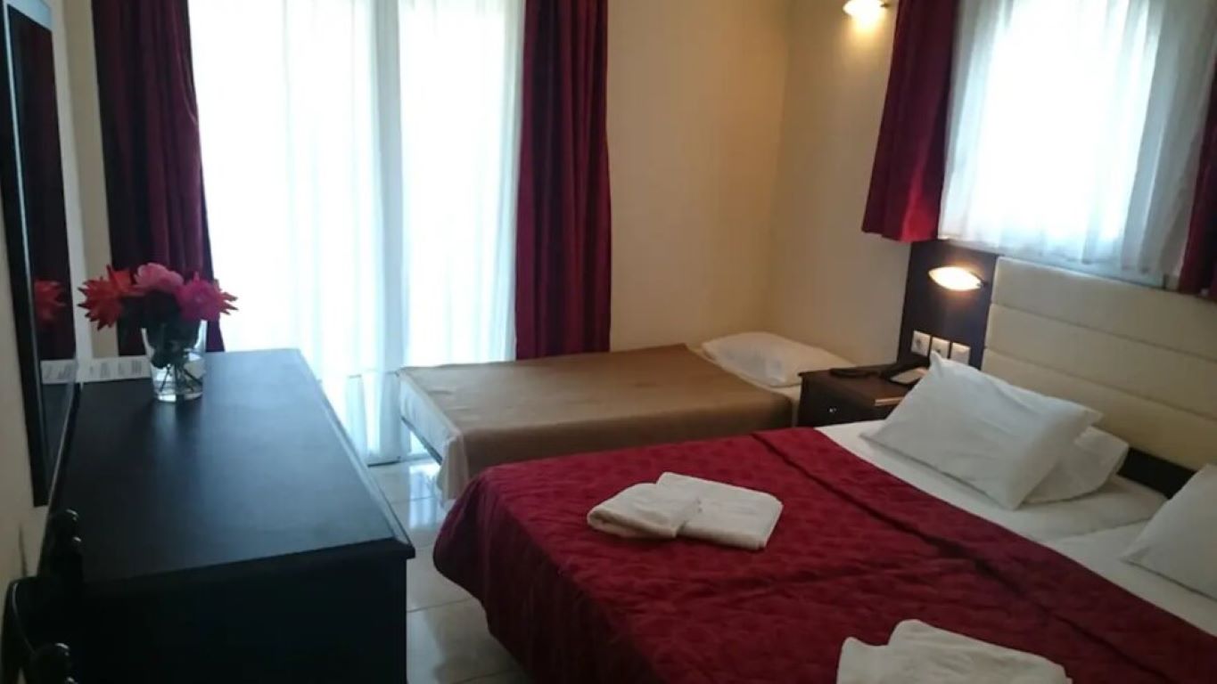Hotel Kassandra Bay-Trokrevetna soba.jpg