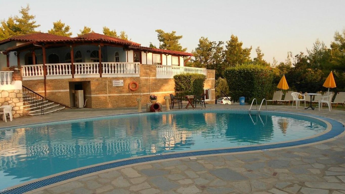 Kassandra Bay Hotel-Oblast oko bazena.jpg