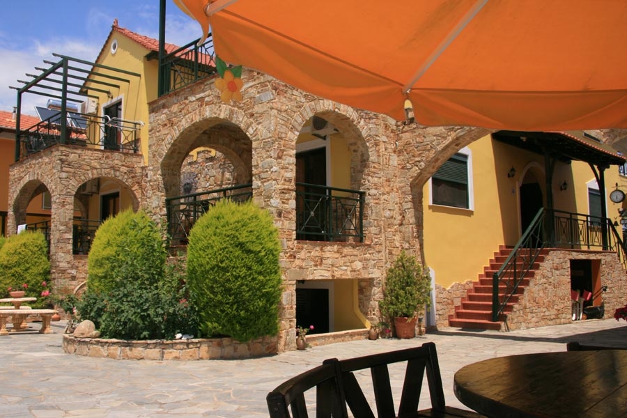 Kastro Apartments - dvorište.jpg