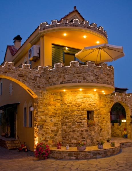 Kastro Apartments - izgled spolja noću.jpg