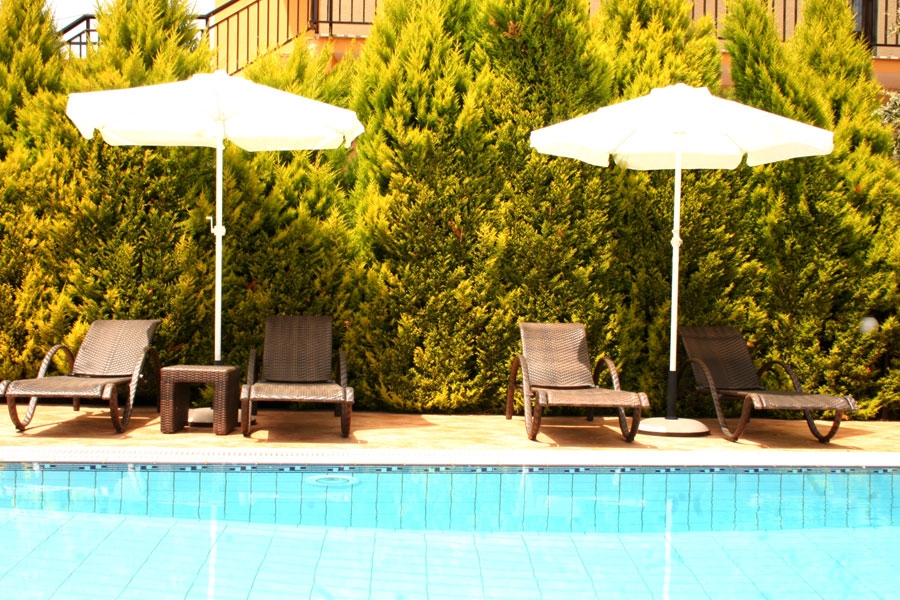 Kastro Apartments - ležaljke pored bazena.jpg
